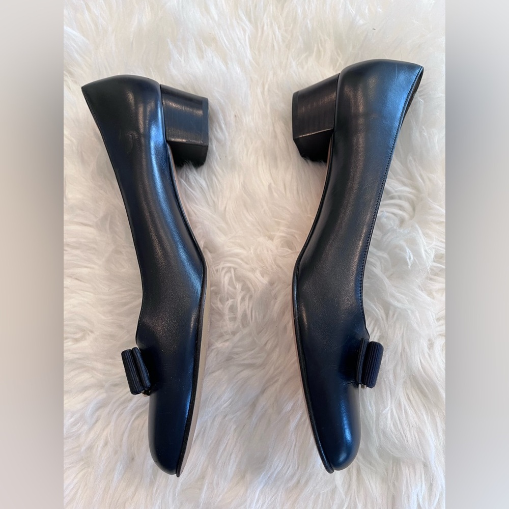 VTG Salvatore Ferragamo Women’s 9.5 3A Narrow/Slim Navy Blue Vara Leather Pumps - Picture 3 of 11